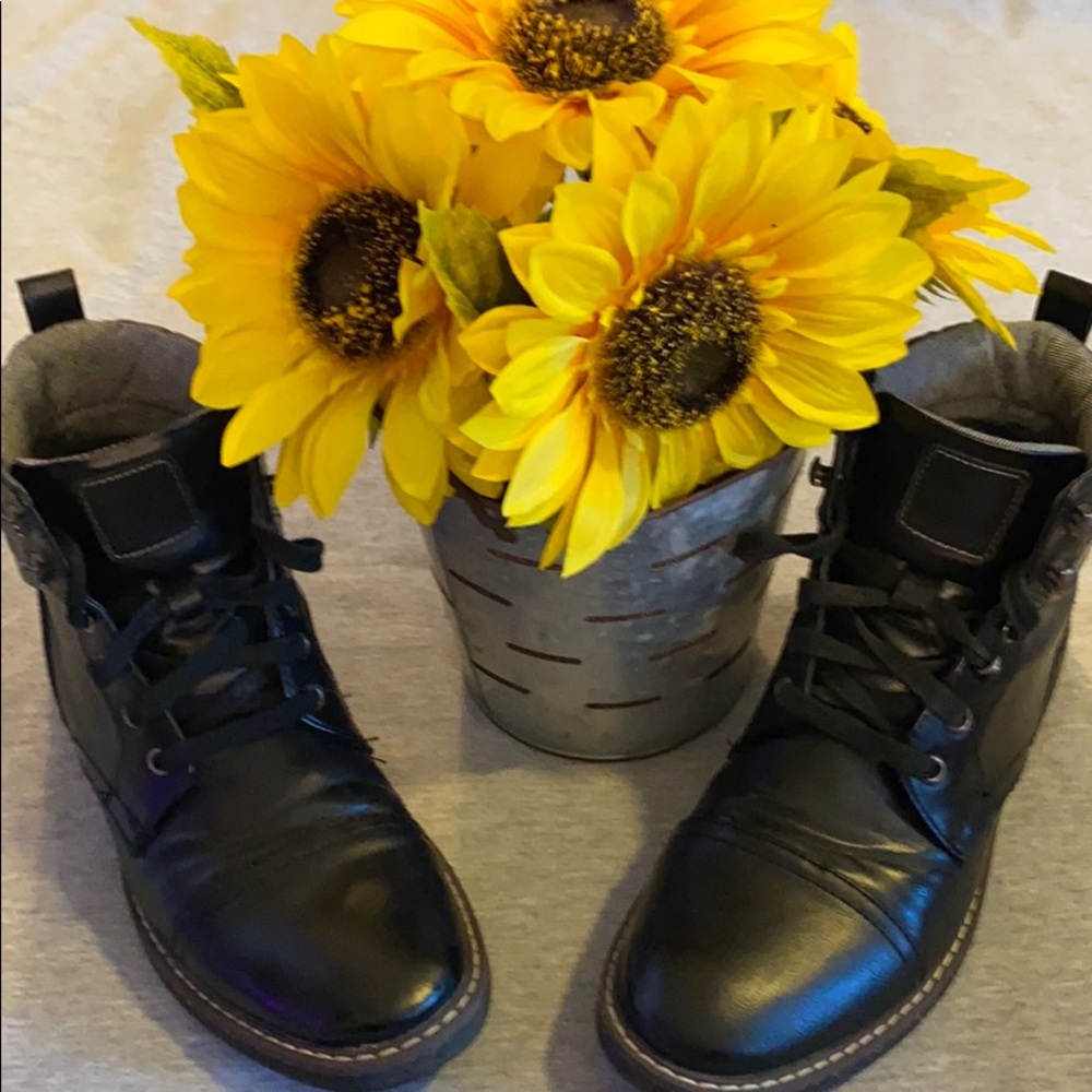 Men’s Black boots size 8